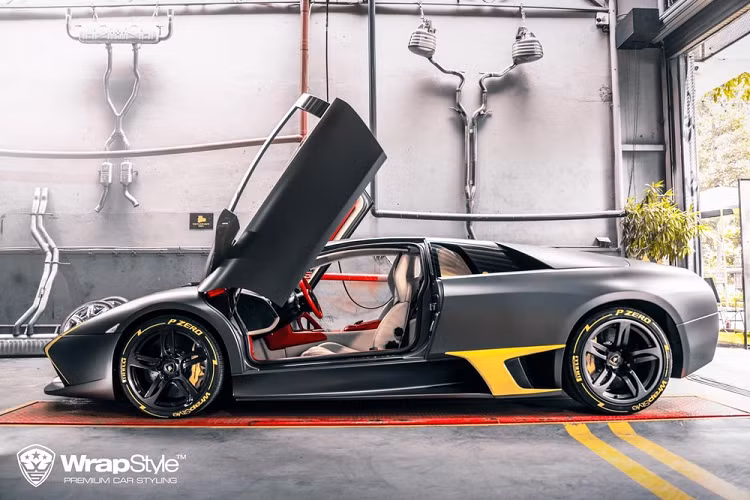 Không chỉ thế, trên bộ áo đen nhám này của chiếc siêu xe Lamborghini Murcielago LP640-4 còn có các điểm nhấn hoàn thành màu vàng, bộ mâm sơn đen được dán thêm chữ vàng tạo hoạ tiết cá tính. Nội thất xe có 2 màu là kem và đỏ. Như vậy, hiện tại Việt Nam đang có 4 chiếc siêu xe Lamborghini Murcielago LP640-4, ngoài chiếc trong bài còn có một xe mang ngoại thất màu xanh cốm, một chiếc màu vàng và cuối cùng là Lamborghini Murcielago LP640-4 màu đen của đại gia Hà Nội.