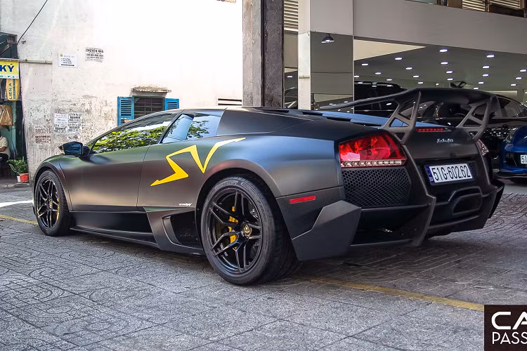 "Siêu bò" này được trang bị khối động cơ V12, dung tích 6.5 lít, sản sinh công suất tối đa 631 mã lực tại vòng tua máy 8.000 vòng/phút và mô-men xoắn cực đại 660 Nm tại vòng tua máy 6.000 vòng/phút. Trong khi đó, Lamborghini Murcielago thế hệ đầu tiên lại được trang bị động cơ V12, dung tích chỉ 6.2 lít, sản sinh công suất tối đa 572 mã lực tại vòng tua máy 7.500 vòng/phút và mô-men xoắn cực đại 650 Nm tại vòng tua máy 5.400 vòng/phút.