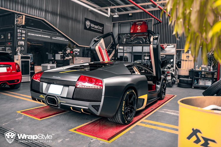 So với phiên bản tiêu chuẩn Lamborghini Murcielago, bản nâng cấp Lamborghini Murcielago LP640 thể hiện rõ sự hiếu chiến qua đèn pha góc cạnh, hốc gió trước chia thành 5 cạnh so với 4 như bản tiêu chuẩn và cuối cùng là ống xả hình lục giác.