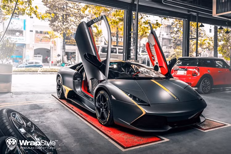  Bản độ Lamborghini Murcielago LP640 này còn nhận được nâng cấp bao gồm hệ thống treo cải tiến, lập trình sửa đổi và bộ ly hợp mới cho hộp số tuần tự tự động "e-Gear" 6 cấp của xe. Chế độ Corsa được trang bị ngay trên bệ điều khiển trung tâm. Trong khi đó, số lùi (R) lại được tích hợp góc bên trái của vô-lăng.