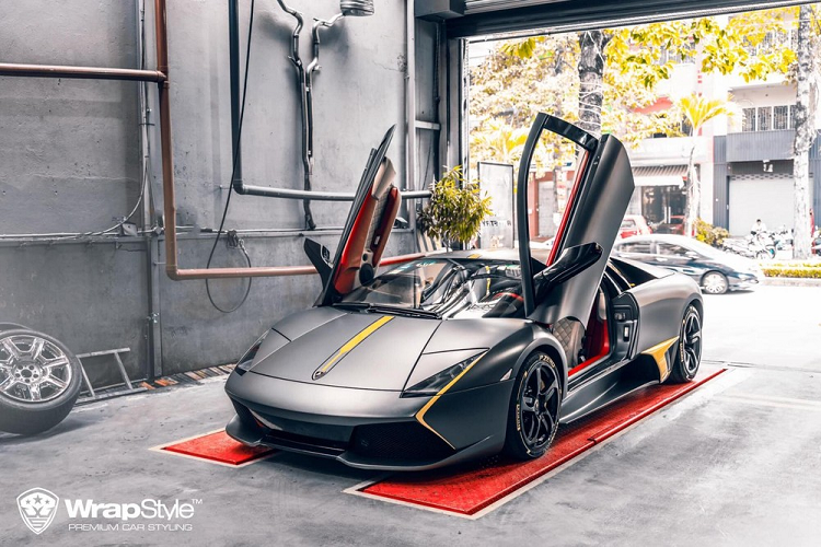 Nguyên bản chiếc siêu xe Lamborghini Murcielago LP640-4 đời cũ này có bộ áo màu đỏ nhưng nay đã được dán lại bộ áo đen nhám rất cá tính. Thậm chí, nó còn có một chi tiết rất đắt giá với điểm nhấn đèn pha sắc cạnh như Reventon. Lamborghini Reventon chỉ sản xuất 40 chiếc và chủ nhân của chiếc Murcielago này đã mượn ý tưởng đèn pha của siêu phẩm triệu đô để làm điểm nhấn cho lần thay áo đen nhám này của xe.