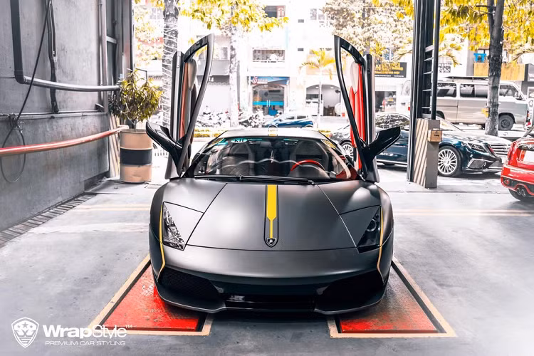 Chỉ còn khoảng hơn 2 tuần nữa là đến Tết Nguyên đán và có lẽ đây là thời gian nước rút để các chủ nhân của siêu xe cho "chiến mã" của mình đi vệ sinh cũng như làm đẹp để chuẩn bị đón năm mới. Trong đó, một người đang sở hữu chiếc siêu xe Lamborghini Murcielago LP640-4 ở nước bạn đã mang xe về Việt Nam và thay áo mới cho siêu bò này.