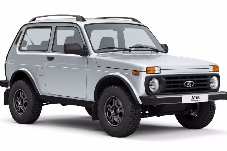 Sau 44 năm, xe việt dã biểu tượng này vẫn chưa "nghỉ hưu" khi Lada Niva Bronto 2021 mới được bổ sung thế hệ kế tiếp tại thị trường quê nhà Nga. Được phát triển dựa trên Lada Niva Legend 3 cửa, mẫu SUV này hứa hẹn mang đến khả năng vượt địa hình không có đối thủ.