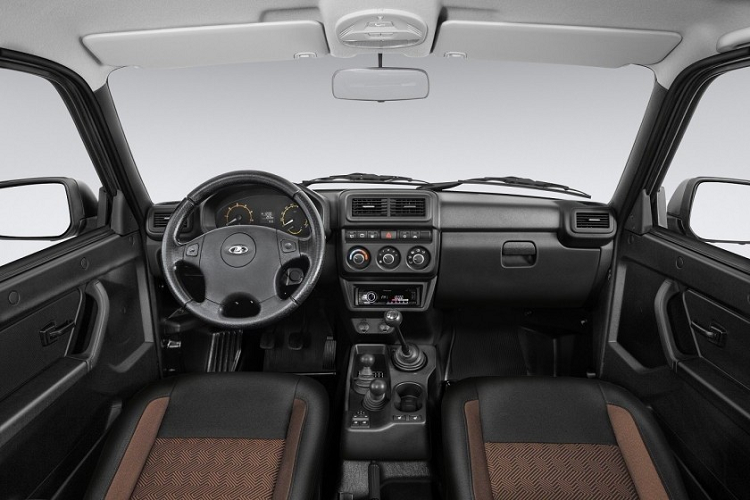 Tại thị trường Nga, Lada Niva Bronto 2021 được chia thành 2 bản trang bị. Đầu tiên là bản Luxe với cản trước, baga nóc và ốp cua lốp bằng kim loại. Trong khi đó, bộ vành hợp kim 15 inch của xe nằm trong bộ lốp đồ sộ. Thứ hai là bản Prestige cản trước, cản sau bằng nhựa, đèn sương mù trước và nẹp xung quanh thân xe.