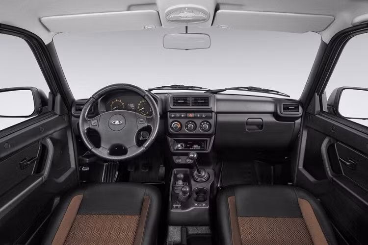 Tại thị trường Nga, Lada Niva Bronto 2021 được chia thành 2 bản trang bị. Đầu tiên là bản Luxe với cản trước, baga nóc và ốp cua lốp bằng kim loại. Trong khi đó, bộ vành hợp kim 15 inch của xe nằm trong bộ lốp đồ sộ. Thứ hai là bản Prestige cản trước, cản sau bằng nhựa, đèn sương mù trước và nẹp xung quanh thân xe.