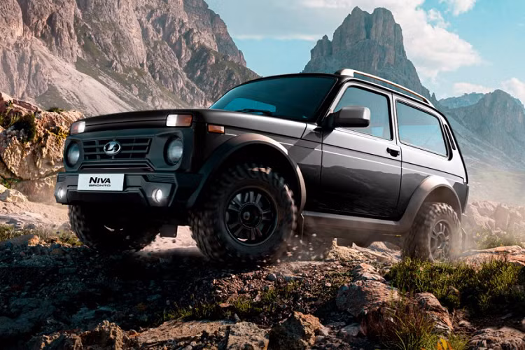 Tại thị trường Nga, giá xe Lada Niva Bronto 2021 được bán với mức khởi điểm từ 917.000 Ruble (khoảng 284 triệu đồng). Với giá bán này, mẫu SUV việt dã biểu tượng của người Nga còn rẻ hơn cả xe hạng A ở Việt Nam như Kia Morning, Hyundai Grand i10 hay VinFast Fadil.