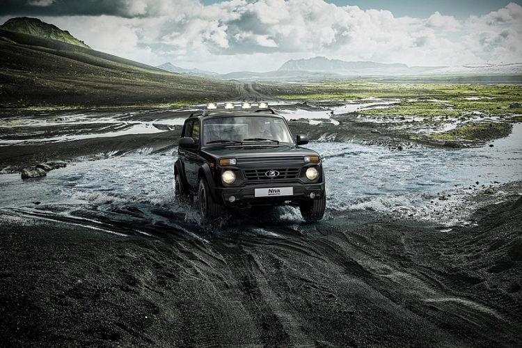 Được thành lập từ năm 1973, Lada là thương hiệu ô tô quen thuộc với người tiêu dùng Nga nói riêng và thế giới nói chung. Một trong những mẫu xe lâu đời nhất của thương hiệu Nga này chính là Lada Niva việt dã, nó đã có mặt trên thị trường từ năm 1977.