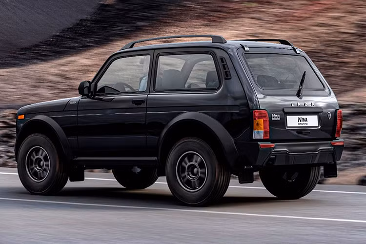 Dù ở bản nào, Lada Niva Bronto 2021 cũng được trang bị động cơ xăng 4 xi-lanh, hút khí tự nhiên, dung tích 1.7L. Động cơ tạo ra công suất tối đa 82 mã lực và mô-men xoắn cực đại 129 Nm. Động cơ kết hợp với hộp số sàn 5 cấp. Với động cơ này, Lada Niva Bronto 2021 cần 17 giây mới có thể tăng tốc từ 0-100 km/h trước khi đạt vận tốc tối đa 142 km/h.