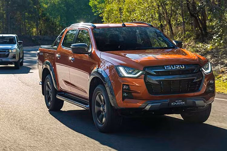 Theo một số thông tin rò rỉ, tất cả các phiên bản Isuzu D-Max 2021 tại Việt Nam gồm LS 1.9 MT 4x2, LS 1.9 AT 4x2 và 1.9 AT 4x4 Type Z đều sử dụng động cơ dầu diesel 1.9L sản sinh công suất 148 mã lực và mô-men xoắn cực đại 350Nm. Trong đó, LS 1.9 MT 4x2 được trang bị hộp số sàn và hai bản còn lại dùng số tự động.