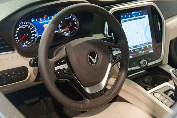 VinFast LUX A2.0 của hậu vệ Phạm Xuân Mạnh mới mua được định vị ở phân khúc sedan hạng D và là đối thủ của những Toyota Camry, Mazda6 hay Honda Accord. Với mức giá ưu đãi hiện tại khoảng 928 triệu đồng cho bản tiêu chuẩn, LUX A2.0 vẫn có giá đắt hơn đáng kể trước Mazda 6 (khởi điểm chỉ trên 800 triệu đồng) và rẻ hơn một chút so với Toyota Camry (khởi điểm trên 1 tỷ đồng).