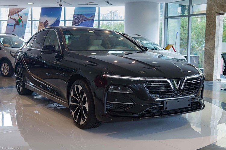 Tiếp đến, mẫu xe sedan VinFast LUX A2.0 của hậu vệ Phạm Xuân Mạnh sở hữu thiết kế đèn LED định vị ban ngày kéo dài vào lưới tản nhiệt. Đèn pha của xe được bố trí thấp, ứng dụng công nghệ LED, tô điểm bên dưới là đèn demi LED khá ấn tượng.