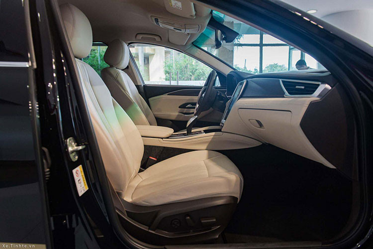 Hiện đang có giá niêm yết tới trên 1,3 tỷ đồng, Honda Accord đang là lựa chọn đắt hơn tất cả những cái tên ở trên, bởi phiên bản cao cấp của Mazda6 cũng chỉ có giá trên 1 tỷ đồng và Camry dừng lại ở tầm 1,2 tỷ đồng. Phiên bản cao cấp của mẫu xe Việt sau khi điều chỉnh cũng rẻ hơn Accord một chút.