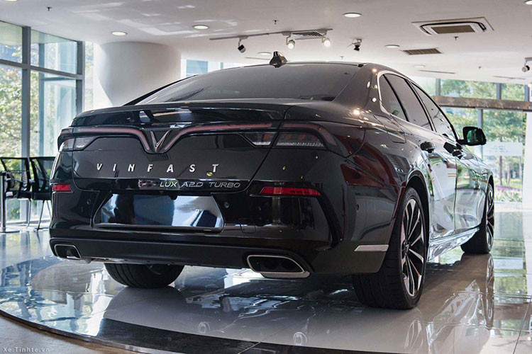 Ở phần đầu xe, VinFast LUX A2.0 được trang bị lưới tản nhiệt hình chữ V cách điệu có các thanh nan nằm ngang và uốn theo logo của hãng. Bên phải của logo chữ “V” là thanh nẹp crôm nằm ngang tạo nên chữ “P” đại diện cho cái tên VinFast. Phía bên dưới khu vực cản trước là một loạt các chi tiết nhỏ có kiểu dáng nếp gấp liền kề bắt mắt.