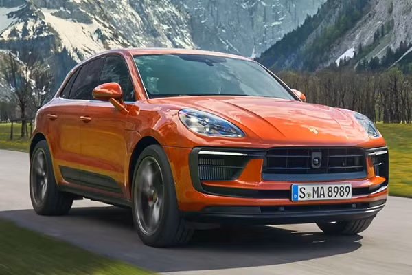 Điểm đáng chú ý của Porsche Macan 2022 mới là sự vắng mặt của biến thể Turbo, thay vào đó là Macan GTS giờ đây nắm giữ vai trò đầu bảng trong dòng sản phẩm. Phiên bản hàng đầu này hiện sử dụng động cơ tăng áp kép V6 2.9L từng có mặt trên biến thể Turbo, sản sinh công suất tối đa 434 mã lực - tăng gần 60 mã lực so với thế hệ tiền nhiệm. 