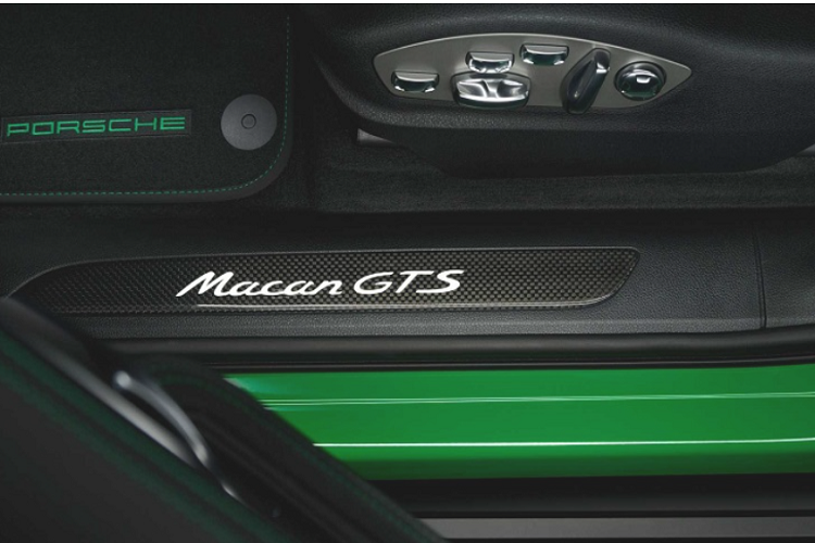 Diện mạo của Porsche Macan 2022 không có nhiều thay đổi, vẫn là sự kết hợp hài hòa giữa đường nét bo tròn, mềm mại cùng các chi tiết trang trí sắc sảo và hiện đại. Bộ mâm giờ đây có đến 7 thiết kế khác nhau với kích thước từ 19 inch đến 21 inch. Không chỉ vậy, khách hàng giờ đây còn có nhiều lựa chọn cá nhân hóa Macan hơn từ bộ phận Porsche Exclusive Manufaktur.