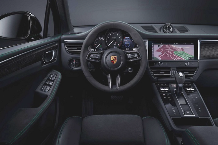 Ngoài ra, Porsche Macan GTS còn nhận được nhiều gói trang bị tùy chọn như Sport Chrono Package, Porsche Torque Vectoring Plus và nhiều chi tiết trang trí độc quyền: gương chiếu hậu Sport Design sơn đen bóng, bộ mâm GT Design 21 inch đi kèm lốp hiệu suất cao, ghế ngồi thể thao chỉnh điện 18 hướng cùng các tấm ốp đen ở đầu xe, hông xe và đuôi xe.