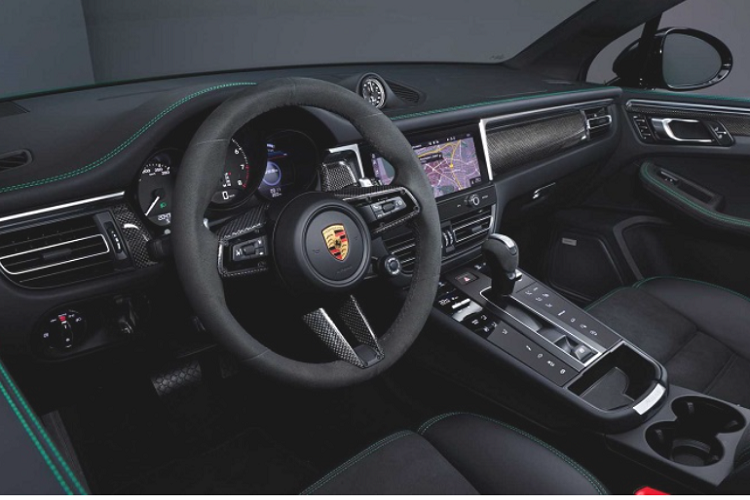 Ở bên trong khoang nội thất của Porsche Macan 2022 là phong cách thiết kế hiện đại, trẻ trung và đậm chất thể thao, với một chiếc đồng hồ analog nằm ở chính giữa táp-lô mang tính nhận diện thương hiệu. Các phím bấm cảm ứng điều khiển hệ thống điều hòa và hệ thống thông tin giải trí nằm gọn gàng hai bên cần số, tạo cảm giác gọn gàng và dễ sử dụng hơn.