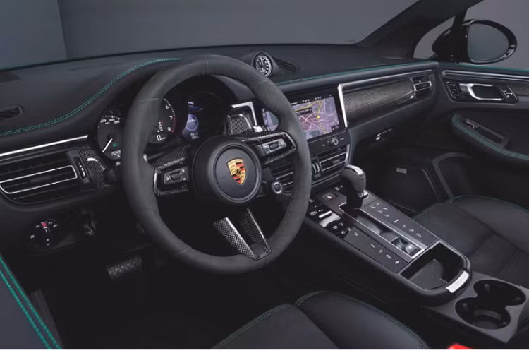 Ở bên trong khoang nội thất của Porsche Macan 2022 là phong cách thiết kế hiện đại, trẻ trung và đậm chất thể thao, với một chiếc đồng hồ analog nằm ở chính giữa táp-lô mang tính nhận diện thương hiệu. Các phím bấm cảm ứng điều khiển hệ thống điều hòa và hệ thống thông tin giải trí nằm gọn gàng hai bên cần số, tạo cảm giác gọn gàng và dễ sử dụng hơn.