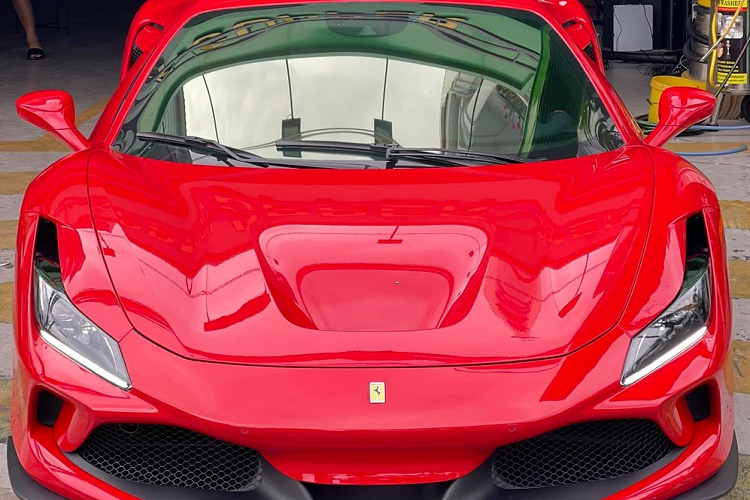 Ferrari F8 Tributo cũng sở hữu la-zăng mới kiểu cách hơn và sự quay trở lại của đèn hậu đôi dạng tròn sau 1 thập kỷ mất tích. Nắp khoang động cơ của Ferrari F8 có thể loại bình thường, che kín trái tim của xe nhưng có thêm tùy chọn bằng kính Lexan nhắc nhớ đến chiếc F40 mang tính biểu tượng của Ferrari một thời.