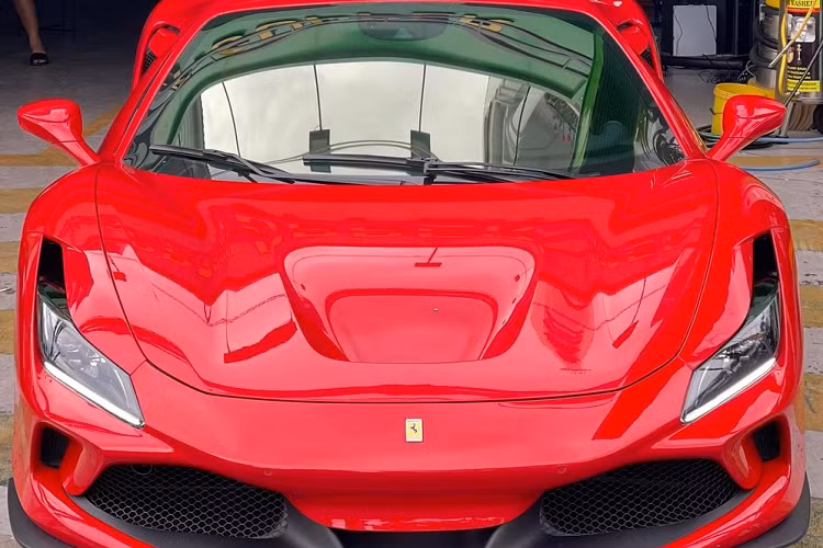 Ferrari F8 Tributo cũng sở hữu la-zăng mới kiểu cách hơn và sự quay trở lại của đèn hậu đôi dạng tròn sau 1 thập kỷ mất tích. Nắp khoang động cơ của Ferrari F8 có thể loại bình thường, che kín trái tim của xe nhưng có thêm tùy chọn bằng kính Lexan nhắc nhớ đến chiếc F40 mang tính biểu tượng của Ferrari một thời.