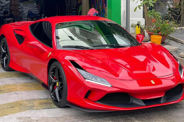 Ferrari F8 là mẫu siêu xe có động cơ đặt giữa kế thừa sự nghiệp của "đàn anh" là Ferrari 488 với những thay đổi đáng chú ý về ngoại thất và hiệu suất. Ferrari F8 đã được ra mắt lần đầu tiên tại Geneva Motor Show 2019 nhanh chóng gây chú ý với giới mê xe.