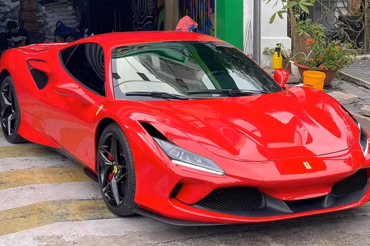 Ferrari F8 là mẫu siêu xe có động cơ đặt giữa kế thừa sự nghiệp của "đàn anh" là Ferrari 488 với những thay đổi đáng chú ý về ngoại thất và hiệu suất. Ferrari F8 đã được ra mắt lần đầu tiên tại Geneva Motor Show 2019 nhanh chóng gây chú ý với giới mê xe.