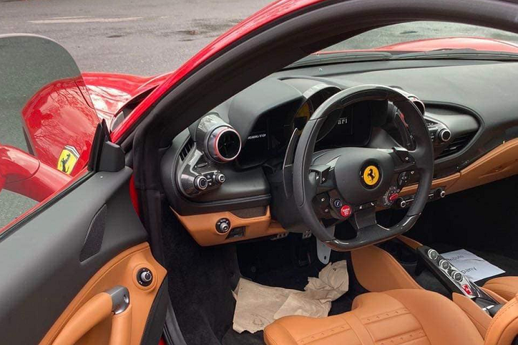 Dù “lột xác” hoàn toàn so với 488 nhưng nội thất của Ferrari F8 Tributo vẫn mang hơi hướng quen thuộc của “đàn anh”. Một số chi tiết được thay đổi để phù hợp hơi với mẫu siêu xe mới này như vô lăng kiểu dáng mới, cửa gió điều hòa dạng ống như cánh quạt phi cơ. Tông màu chủ đạo được chủ nhân xe chọn là màu da bò sang trọng, tạo nên sự khác biệt so với tùy chọn đen-đỏ quen thuộc. 