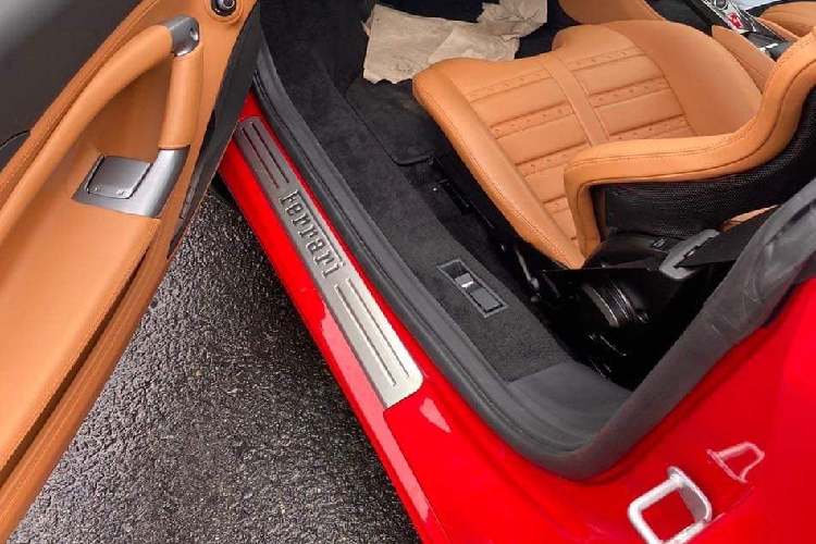 Nhiều chi tiết được làm từ chất liệu carbon mờ như đáy/đỉnh vô lăng, ốp bên trong cửa, ốp thanh điều giữa, viền taplo,… Màn hình cảm ứng 7 inch hướng về ghế phụ khác với “đàn anh” 488 GTB.