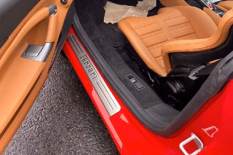 Nhiều chi tiết được làm từ chất liệu carbon mờ như đáy/đỉnh vô lăng, ốp bên trong cửa, ốp thanh điều giữa, viền taplo,… Màn hình cảm ứng 7 inch hướng về ghế phụ khác với “đàn anh” 488 GTB.