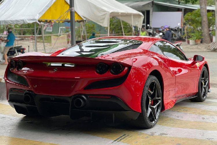 Hiện đây là chiếc siêu xe Ferrari F8 Tributo duy nhất trên thị trường xe đã qua sử dụng tại Việt Nam mà chưa có người mua. Không rõ mức giá xe Ferrari F8 Tributo chào bán của công ty nhập khẩu này dành cho chiếc xe xe này hiện là bao nhiêu? Chỉ biết rằng, tại Việt Nam nó không thấp hơn con số 23 tỷ đồng nếu ra biển trắng. 