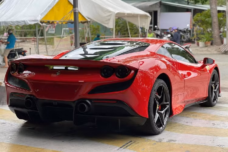 Hiện đây là chiếc siêu xe Ferrari F8 Tributo duy nhất trên thị trường xe đã qua sử dụng tại Việt Nam mà chưa có người mua. Không rõ mức giá xe Ferrari F8 Tributo chào bán của công ty nhập khẩu này dành cho chiếc xe xe này hiện là bao nhiêu? Chỉ biết rằng, tại Việt Nam nó không thấp hơn con số 23 tỷ đồng nếu ra biển trắng. 
