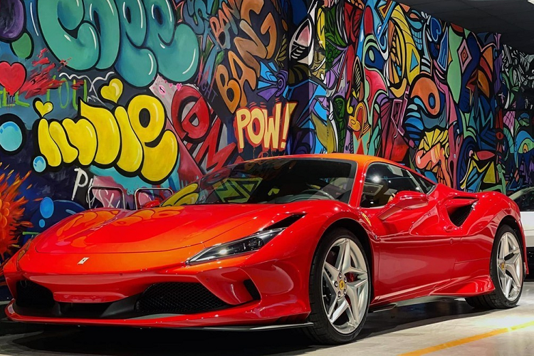 Mới đây, một người chuyên mua bán siêu xe ở TP HCM đã chia sẻ hình ảnh về chiếc siêu xe Ferrari F8 Tributo màu đỏ cá tính. Đây là 1 trong số 6 chiếc xe Ferrari F8 có mặt tại Việt Nam và xe thuộc bản Tributo Coupe. Hiện có khoảng 3 chiếc xe Ferrari F8 Tributo được mang về nước theo diện nhập khẩu không chính hãng, trong đó, mẫu xe Ferrari F8 Tributo được chia sẻ hình ảnh lên mạng xã hội gần đây chỉ mới về nước được khoảng 6 tháng.