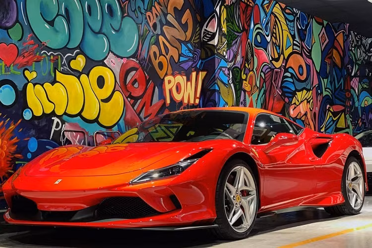 Mới đây, một người chuyên mua bán siêu xe ở TP HCM đã chia sẻ hình ảnh về chiếc siêu xe Ferrari F8 Tributo màu đỏ cá tính. Đây là 1 trong số 6 chiếc xe Ferrari F8 có mặt tại Việt Nam và xe thuộc bản Tributo Coupe. Hiện có khoảng 3 chiếc xe Ferrari F8 Tributo được mang về nước theo diện nhập khẩu không chính hãng, trong đó, mẫu xe Ferrari F8 Tributo được chia sẻ hình ảnh lên mạng xã hội gần đây chỉ mới về nước được khoảng 6 tháng.