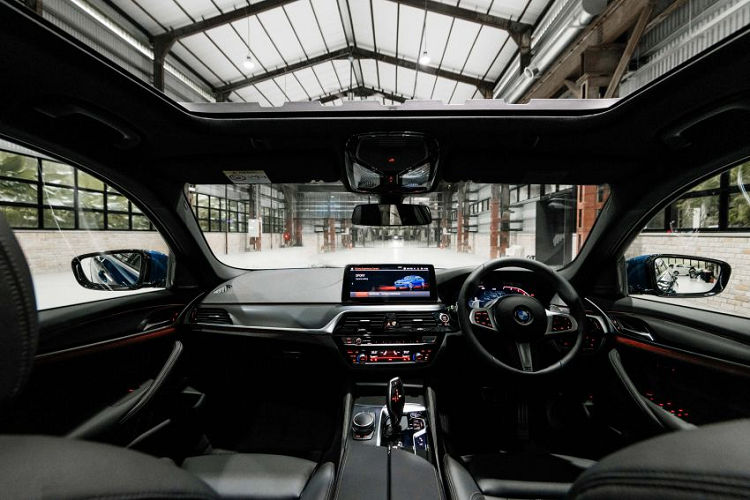 530e và 530i gần như giống hệt nhau ở bên trong, cả hai đều đi kèm với vô lăng M Sport, tấm ốp bệ bên M và bàn đạp hợp kim M, cùng với ghế thể thao điều chỉnh điện có nhớ vị trí ở ghế người lái, ghế bọc da Dakota và những điểm nhấn trang trí bằng nhôm. Ngoài ra, cả hai đều được trang bị hệ thống hỗ trợ đỗ xe Parking Assistant Plus với camera 360 độ. Riêng phiên bản 530i được trang bị một số bộ phụ kiện bổ sung, chẳng hạn như cửa sổ trời, màn hình hiển thị HUD và hệ thống âm thanh Harman Kardon 16 loa, 464 watt (530e nhận được hệ thống BMW HiFi 12 loa, 205 watt).