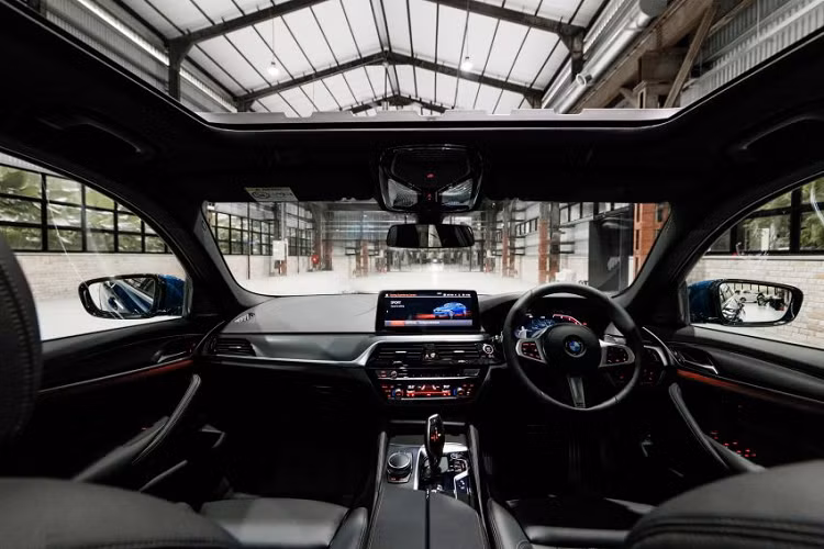 530e và 530i gần như giống hệt nhau ở bên trong, cả hai đều đi kèm với vô lăng M Sport, tấm ốp bệ bên M và bàn đạp hợp kim M, cùng với ghế thể thao điều chỉnh điện có nhớ vị trí ở ghế người lái, ghế bọc da Dakota và những điểm nhấn trang trí bằng nhôm. Ngoài ra, cả hai đều được trang bị hệ thống hỗ trợ đỗ xe Parking Assistant Plus với camera 360 độ. Riêng phiên bản 530i được trang bị một số bộ phụ kiện bổ sung, chẳng hạn như cửa sổ trời, màn hình hiển thị HUD và hệ thống âm thanh Harman Kardon 16 loa, 464 watt (530e nhận được hệ thống BMW HiFi 12 loa, 205 watt).