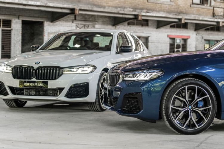 Hai bên lưới tản nhiệt là cụm đèn pha được tái thiết kế với đèn chiếu sang ban ngày hình chữ L. Đèn hậu ba chiều mới với đồ họa hình chữ C ở phía sau. Gói M Sport trên cả hai phiên bản của BMW 5 Series 2021 đều bổ sung thêm các khe hút gió phía trước lớn hơn, cùng với cản sau được thiết kế lại và ống xả hình thang. Cả hai phiên bản đều đi kèm với bộ la-zăng hợp kim 19 inch giống nhau. Trong khi phiên bản 530e được trang bị đèn pha LED thích ứng thì 530i được trang bị đèn Laser tiên tiến hơn.