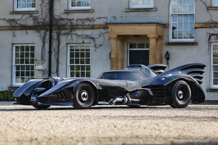 Chiếc Batmobile này sẽ có mặt trong đợt bán đấu giá vào ngày 20/3 tới đây của Bonhams. Số tiền dự kiến thu về cho mẫu siêu xe Batmobile này vào khoảng 20.000 - 30.000 bảng, tương đương 27.800 - 41.700 USD (khoảng từ 622 - 961 triệu đồng).