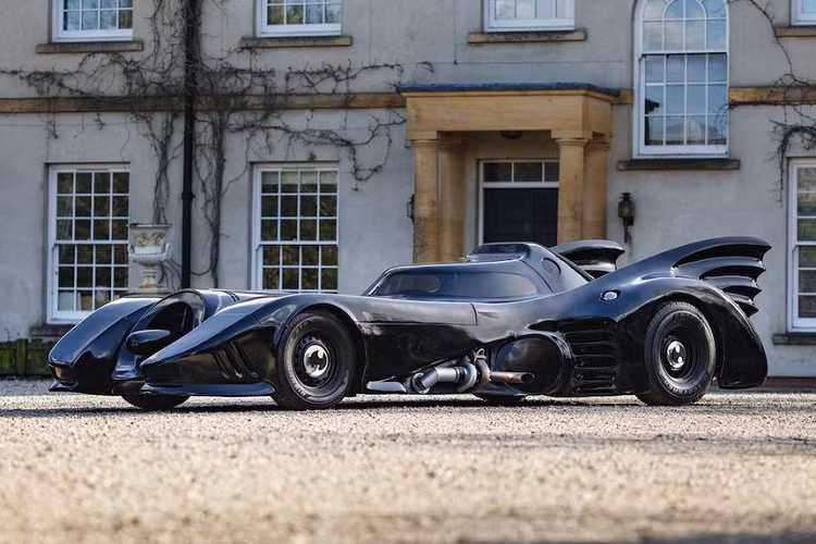 Chiếc Batmobile này sẽ có mặt trong đợt bán đấu giá vào ngày 20/3 tới đây của Bonhams. Số tiền dự kiến thu về cho mẫu siêu xe Batmobile này vào khoảng 20.000 - 30.000 bảng, tương đương 27.800 - 41.700 USD (khoảng từ 622 - 961 triệu đồng).