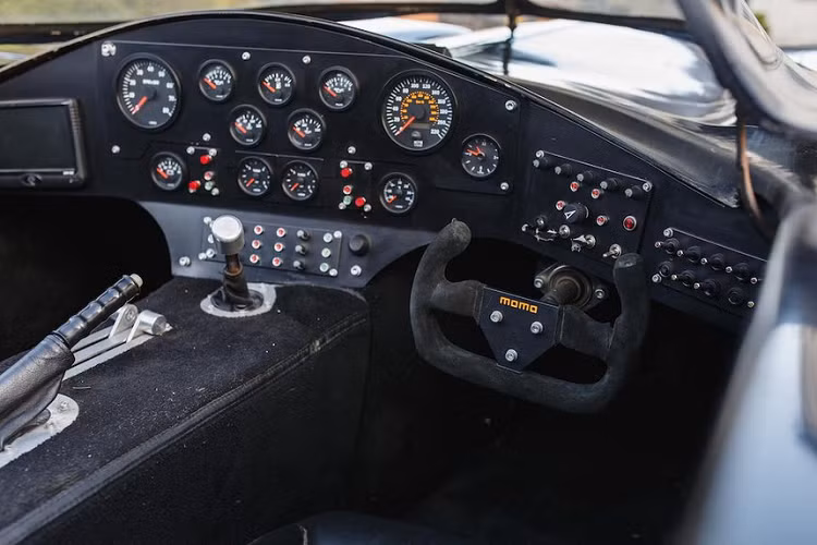 Bên trong khoang lái, bảng tablo được trang trí bằng nhiều chi tiết đồng hồ analog và nút bấm mô phỏng các chức năng đặc biệt của chiếc Batmobile trên màn ảnh rộng.