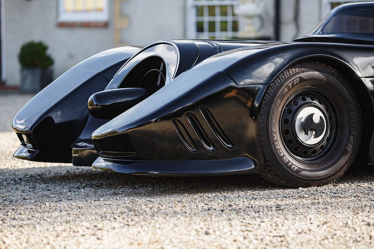 Tổng thể ngoại thất của chiếc Batmobile có hiện trạng tốt, bao gồm màu sơn đen bóng của thân xe và các chi tiết như la-zăng, đèn hậu, ống xả 2 bên hông, cụm ống xả và động cơ phản lực giả ở phía đuôi xe...