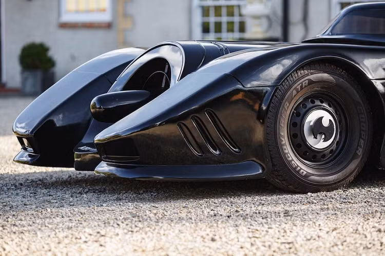 Tổng thể ngoại thất của chiếc Batmobile có hiện trạng tốt, bao gồm màu sơn đen bóng của thân xe và các chi tiết như la-zăng, đèn hậu, ống xả 2 bên hông, cụm ống xả và động cơ phản lực giả ở phía đuôi xe...