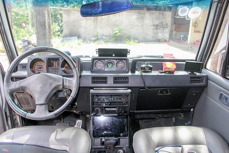 Thiết kế táp-lô xe mang đậm phong cách của thập niên 1980, với các đường nét góc cạnh, cứng cáp và bảng đồng hồ kiểu kim/số.