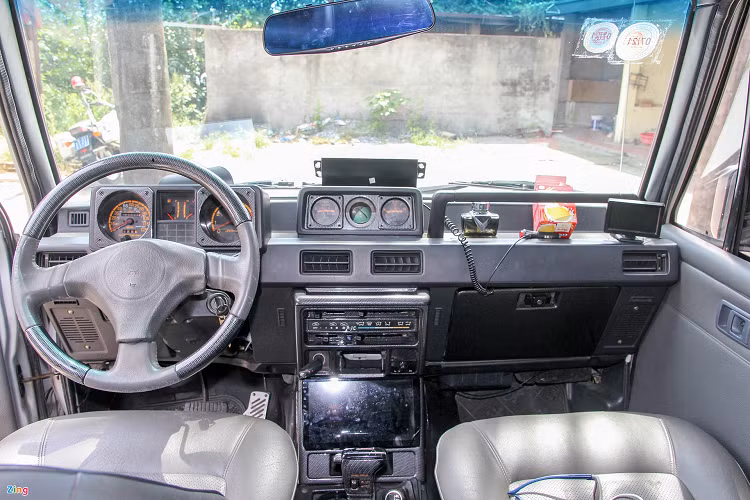 Thiết kế táp-lô xe mang đậm phong cách của thập niên 1980, với các đường nét góc cạnh, cứng cáp và bảng đồng hồ kiểu kim/số.