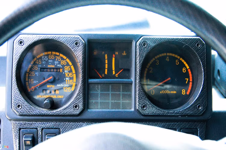 Dành cho thị trường Mỹ, vì vậy Dodge Raider có đồng hồ tốc độ dùng đơn vị chính là dặm/h. Ngoài ra, xe còn có đồng hồ đo độ nghiêng đặt ở trung tâm táp-lô. 