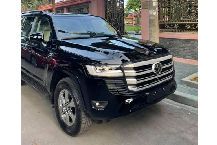 Xe dùng động cơ xăng tăng áp kép V6 3.5L hoàn toàn mới cho công suất 409 mã lực và mô-men xoắn 650 Nm, kết hợp hộp số tự động 10 cấp và hệ dẫn động 4 bánh. Được biết, chiếc Toyota Land Cruiser 2022 VX hơn 4 tỷ đầu tiên về Hà Nam thuộc sở hữu của một đại gia có tiếng.