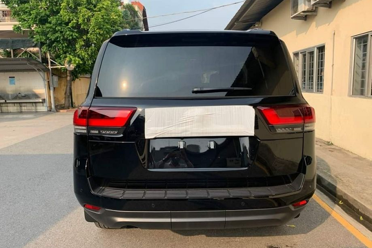 Ngoài ra, như hãng công bố, Toyota Land Cruiser 2022 VX bán ra chính hãng tại Việt Nam còn có nhiều trang bị tiêu chuẩn khác như hệ thống treo loại độc lập tay đòn kép trước và đa liên kết phía sau, nội thất màu đen (hoặc màu be), vô-lăng dạng 4 chấu quen thuộc, cụm đồng hồ công-tơ-mét dạng Analog kết hợp một màn hình thông tin cỡ lớn, màn hình giải trí cỡ 12,3 inch, 2 màn hình phụ cho hàng ghế sau cỡ 11,6 inch, hệ thống âm thanh JBL, HUD, điều hoà 4 vùng độc lập...