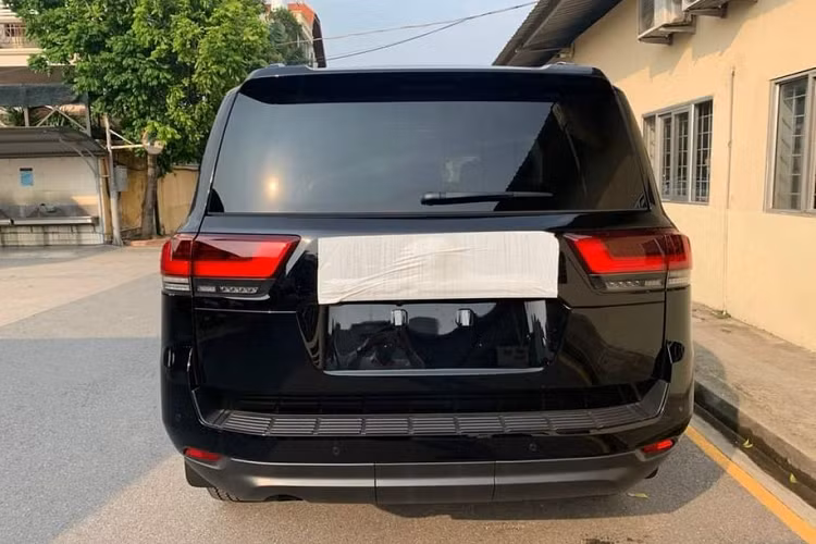 Ngoài ra, như hãng công bố, Toyota Land Cruiser 2022 VX bán ra chính hãng tại Việt Nam còn có nhiều trang bị tiêu chuẩn khác như hệ thống treo loại độc lập tay đòn kép trước và đa liên kết phía sau, nội thất màu đen (hoặc màu be), vô-lăng dạng 4 chấu quen thuộc, cụm đồng hồ công-tơ-mét dạng Analog kết hợp một màn hình thông tin cỡ lớn, màn hình giải trí cỡ 12,3 inch, 2 màn hình phụ cho hàng ghế sau cỡ 11,6 inch, hệ thống âm thanh JBL, HUD, điều hoà 4 vùng độc lập...