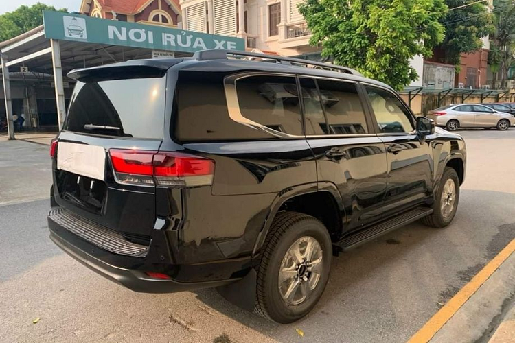 Hiện những chiếc Toyota Land Cruiser 2022 chính hãng đầu tiên của Việt Nam đã bắt đầu được bàn giao cho chủ sở hữu. Chiếc trong bài được cho là Toyota Land Cruiser 2022 đầu tiên tại tỉnh Hà Nam.