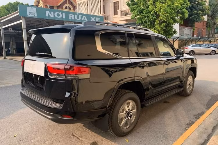 Hiện những chiếc Toyota Land Cruiser 2022 chính hãng đầu tiên của Việt Nam đã bắt đầu được bàn giao cho chủ sở hữu. Chiếc trong bài được cho là Toyota Land Cruiser 2022 đầu tiên tại tỉnh Hà Nam.