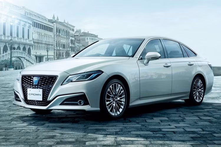 Hongqi H9 thế hệ mới là chiếc sedan hàng đầu của thương hiệu, xe có kích thước dài, rộng và cao lần lượt là 5.137 x 1.904 x 1.493 mm trong khi chiều dài cơ sở là 3.060 mm. Tại quê nhà, giá xe Hongqi H9 được bán với mức từ 309.800 NDT (khoảng 1,11 - 1,93 tỷ đồng).